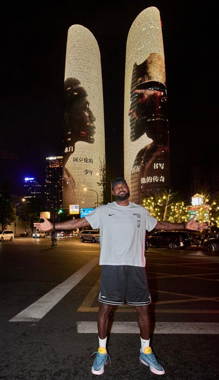 开云体育官网-亲自打卡留念！耐克官方晒詹姆斯昨晚在成都双子塔灯光秀前合影